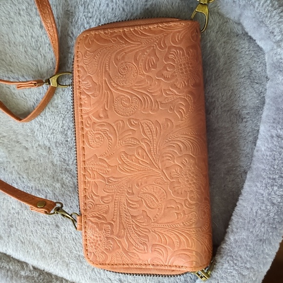 Darcy Marks wristlet wallet with shoulder strap - Picture 4 of 4